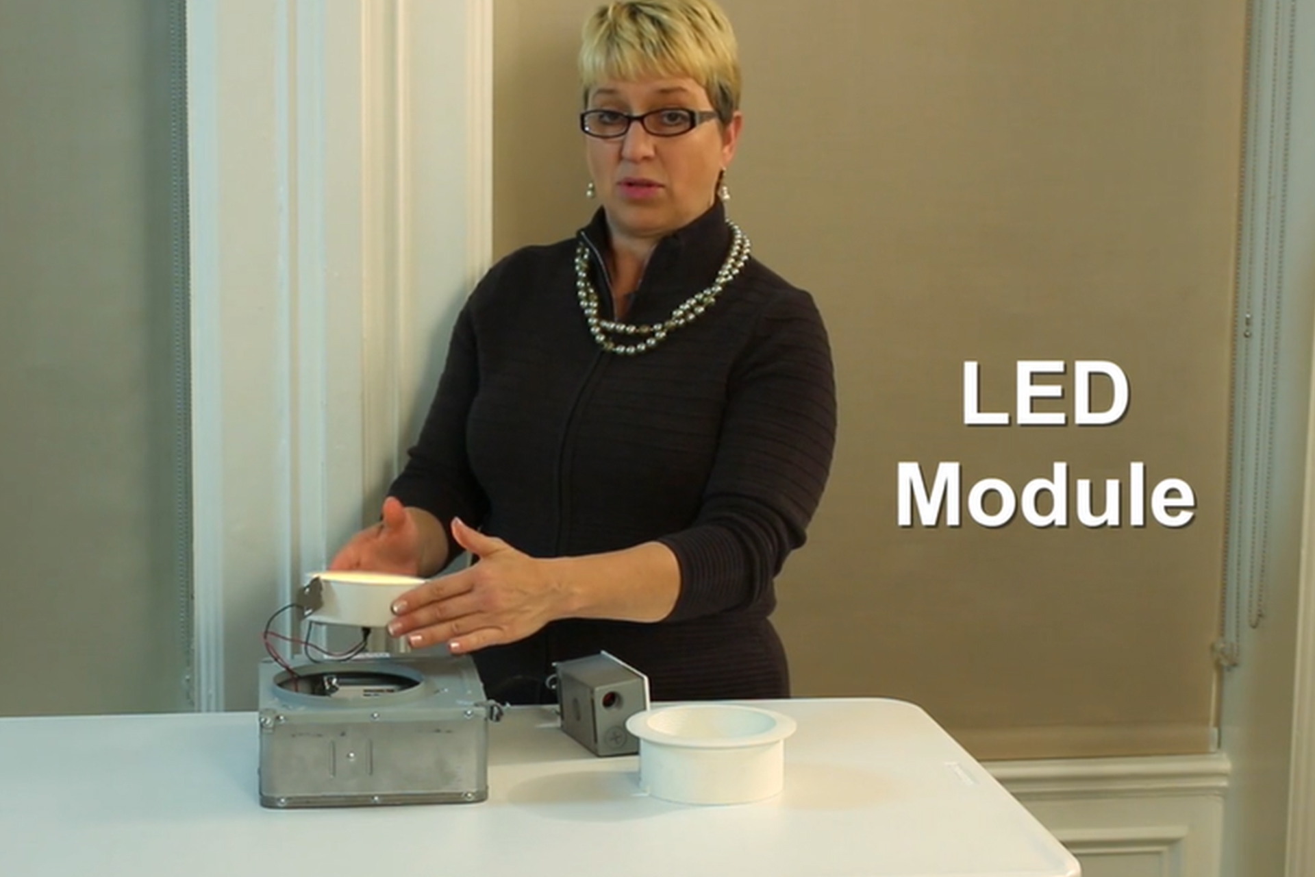 Annette Hladio, Unboxing of the A2-D2 down light and Wall washer kit